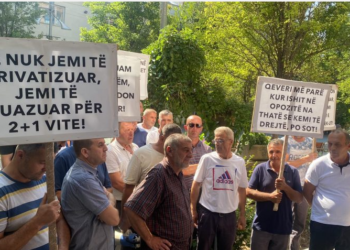 Punëtorët e sigurimit fizik hedhin vezë para zyrave të KEK-ut