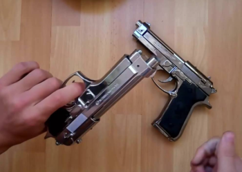 E ekspozon pistoletën në lokal, shoqërohet në Polici