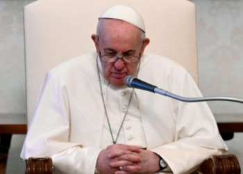 Papa takohet me viktimat e abuzimit seksual nga klerikët