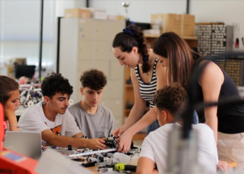 Fakulteti i Inxhinierisë së Mekatronikës në UBT, vend i inovacioneve të fundit në fushën e Inteligjencës Artificiale dhe Robotikës në Kosovë dhe rajon