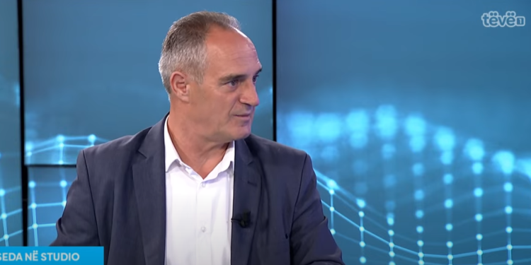 Hasani: Kërkesa për dorëheqjen e kryetarëve në veri, tregon dobësi politike