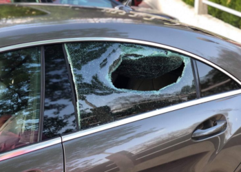 Amerikanes në Fushë-Kosovë i vidhen para e dokumente personale në veturë