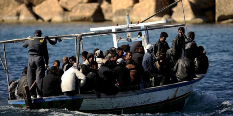 41 emigrantë vdesin pas fundosjes së anijes në Itali