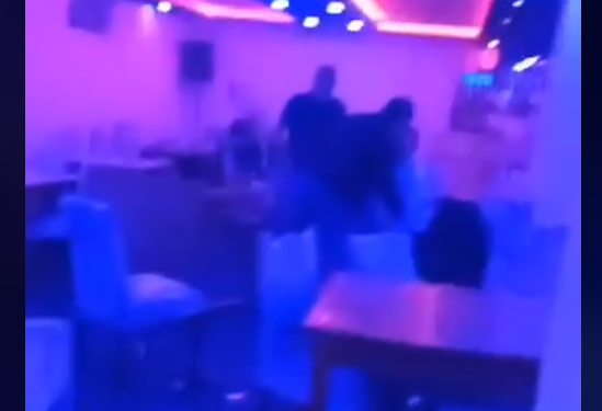 Teve1 publikon pamje brenda lokalit, pak momente pas vrasjes në Skenderaj