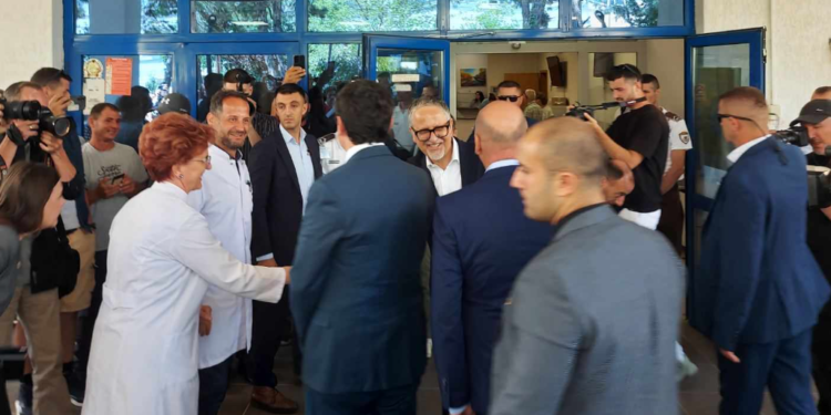 Kurti e Vitia arrijnë në Onkologji, përcjellin nga afër vënien në funksion të akseleratorit të dytë