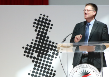 Abbott shkruan në gjuhën shqipe, veprat e Kadaresë e Frashërit i krahason me ato botërore