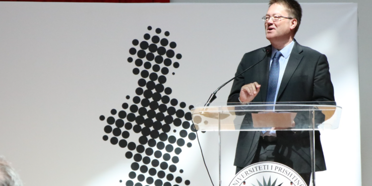 Abbott shkruan në gjuhën shqipe, veprat e Kadaresë e Frashërit i krahason me ato botërore