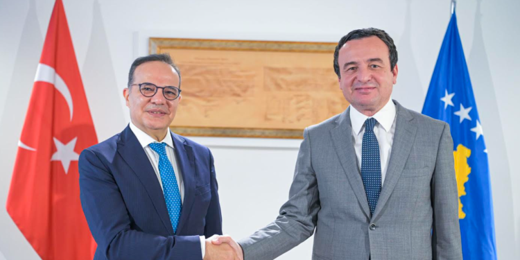 Kurti pret zëvendësministrin e Jashtëm të Turqisë, e njofton edhe për situatën në veri