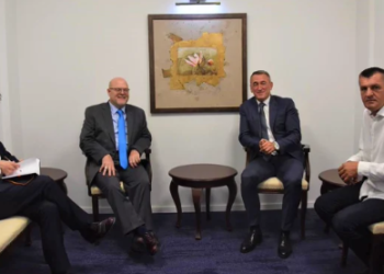 Hovenier takon Rashiqin, e mbështet për kthimin e serbëve në Kosovë
