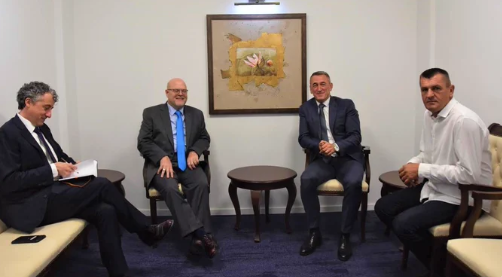 Hovenier takon Rashiqin, e mbështet për kthimin e serbëve në Kosovë