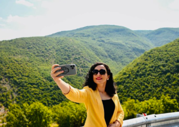 Presidentja Osmani e bënë një “selfie” rrugës për Dragash