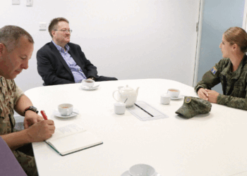 Ambasadori britanik takon pjesëtaren e FSK-së  e cila do të studiojë në Akademinë Mbretërore në Britani