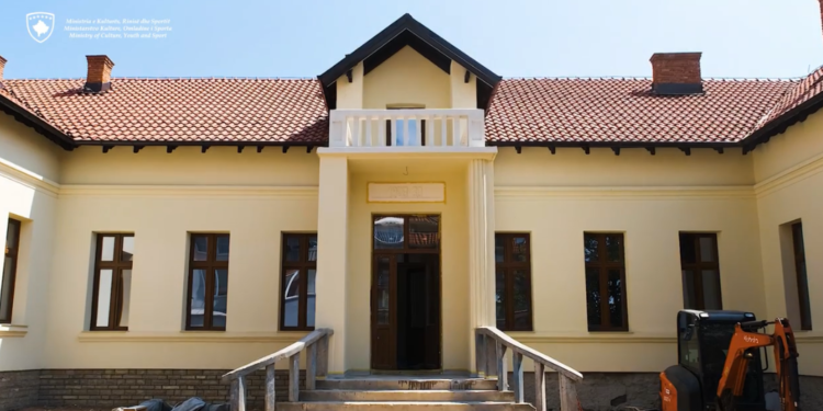 Restaurimi i gjimnazit të parë të Ferizajt afër përfundimit, pas zjarrit masiv në mars