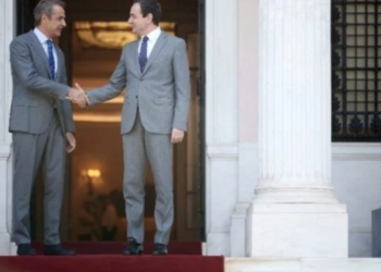 Kurti takohet me kryeministrin grek, bisedojnë për marrëdhëniet mes Kosovës dhe Serbisë