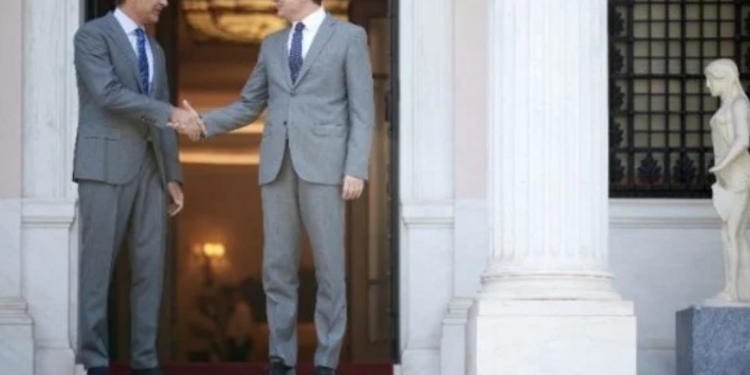 Kurti takohet me kryeministrin grek, bisedojnë për marrëdhëniet mes Kosovës dhe Serbisë