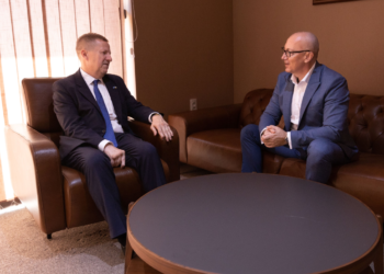 Ambasadori i BE-së takon përfaqësuesit politikë të serbëve në veri, i inkurajon të marrin pjesë në zgjedhje
