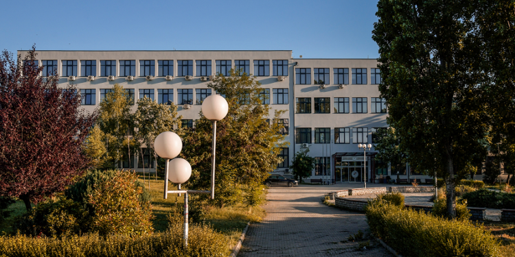 Bie numri i aplikimeve në UP, Rektorati: Ndër arsyet edhe largimi i të rinjve