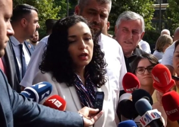 Osmani: Vuçiqi ende fle mbi varreza masive, shpresojmë që nuk do t’i shpërlahet më fytyra