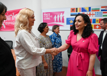 Osmani në Prizren, viziton shoqatën që mbështetë gratë e prekura nga kanceri i gjirit