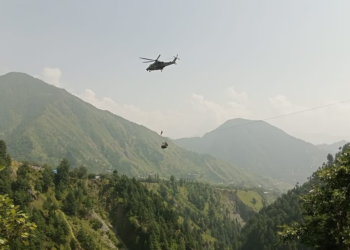 Shpëtohen tetë personat që kishin ngecur në teleferik qindra metra mbi një luginë në Pakistan