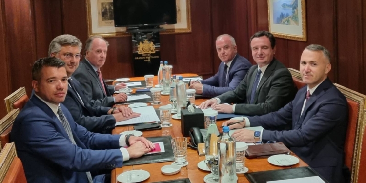 Kurti takohet me Plenkoviqin në Athinë, thekson nevojën për zbatimin e plotë të Marrëveshjes së Brukselit