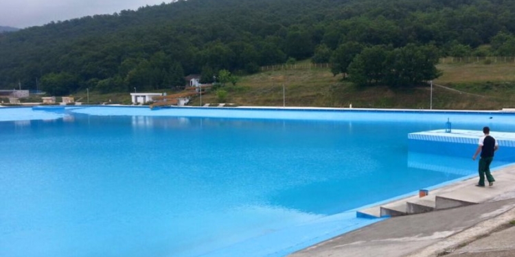 Temperaturat e ulëta, mbyllet për sot pishina e Gërmisë