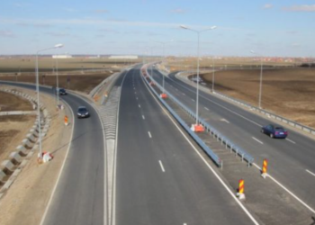 Aliu flet për shtyllat e ndriçimit nga Serbia të vendosura në autostradën e Gjilanit