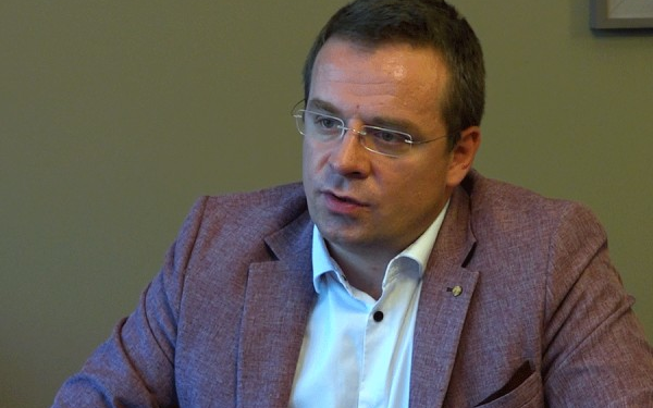 Stojkoviq: Të sanksionohet regjimi i Vuçiqit, krijon tensione në Kosovë për të ruajtur pushtetin