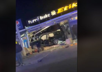 Lëndohen tre persona, vetura përfundon në një furrë buke