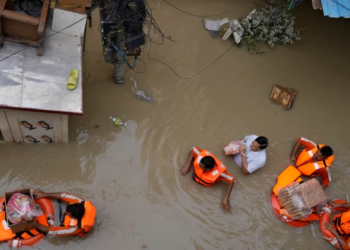 Të paktën 24 të vdekur nga vërshimet dhe rrëshqitja e dheut në Indi