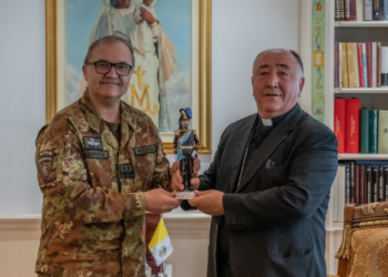 Komandanti i KFOR-it u takua me peshkopin Dodë Gjergji