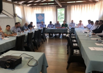 Drejtorët e Arsimit bëhen bashkë, diskutojnë për sfidat e çështjen e teksteve shkollore