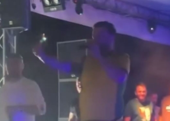 Mc Kresha gjuhet me shkrepsë gjatë koncertit