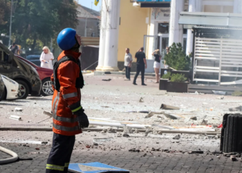 Shtatë të vdekur dhe 130 të plagosur pasi raketa ruse goditi një qytet në Ukrainë