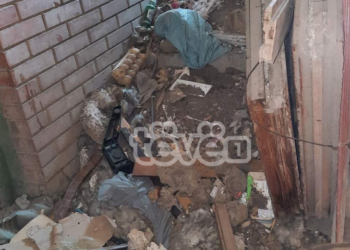 Banorët e lagjes “Dardania” mbushin me mbeturina shkallët e banesës ku jetojnë