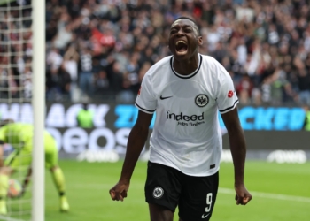 Braktisi skuadrën para ndeshjes vendimtare dhe fluturoi në Paris, trajneri kritika për sulmuesin