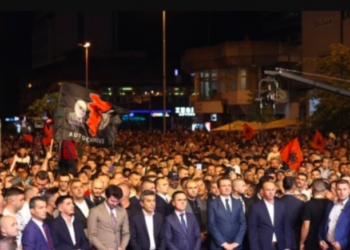 Ngriti flamurin “Autochtonous” gjatë vizitës së Kurtit, Policia maqedonase ende në kërkim të autorit