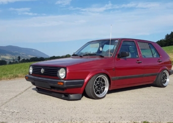 Vidhet një Golf ll në Fushë Kosovë