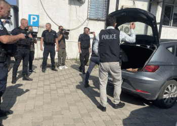 Zyrtarët policorë marrin disa dokumente në MINT, largohen nga objekti