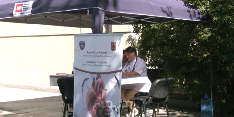 Temperaturat e larta, ekipet mjekësore në sheshin e Prishtinës