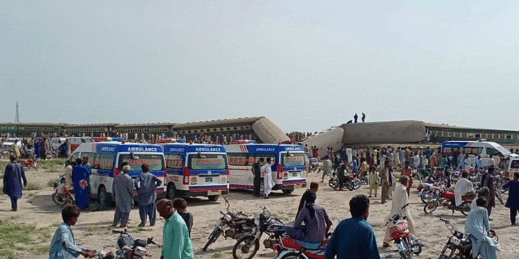 19 të vdekur e 50 të lënduar pasi treni del nga binarët në Pakistan