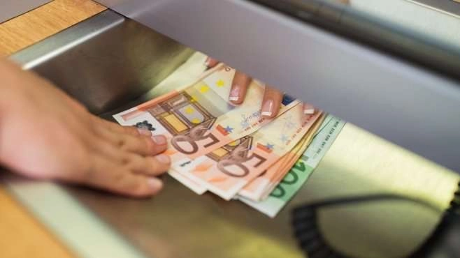 Frika nga investimet rrit kursimet e qytetarëve në banka