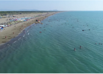 Humb jetën në plazhin e Darëzezës 55-vjeçari