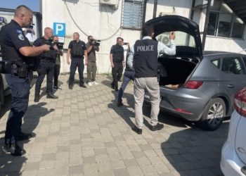 Zyrtarët policorë marrin disa dokumente në MINT, largohen nga objekti