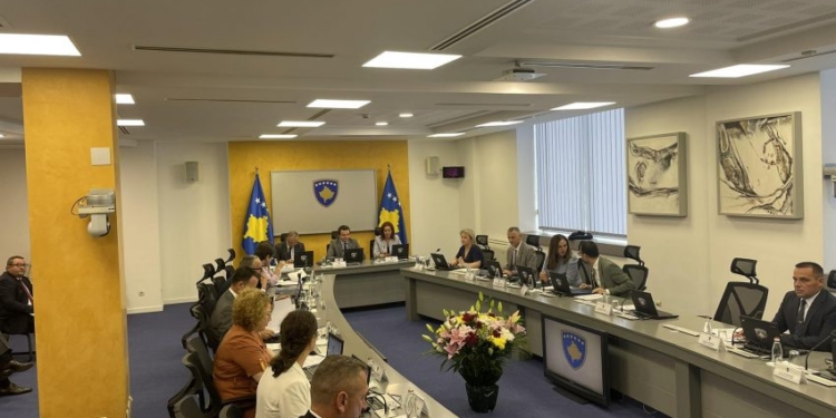 Qeveria ndan mbi 250 mijë euro për tekste mësimore për Luginën e Preshevës