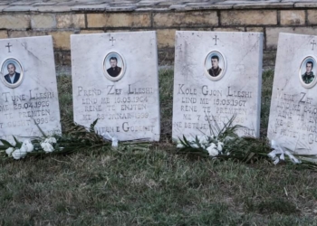 Haradinaj kujton dëshmorët e familjes Lleshi: Kontributi i tyre është i jashtëzakonshëm