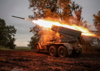 Rusia me të shtëna paralajmëruese ndaj një anijeje që po shkonte drejt Ukrainës