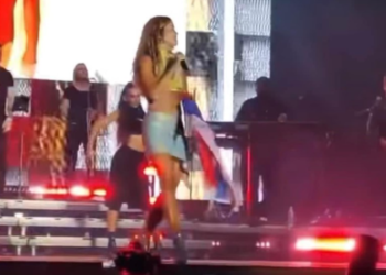 Rita Ora ngatërron flamurin serb me atë hungarez gjatë përformancës