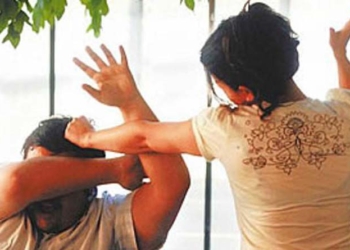 Gruaja nga Deçani ushtron dhunë fizike ndaj një burri, arrestohet nga Policia