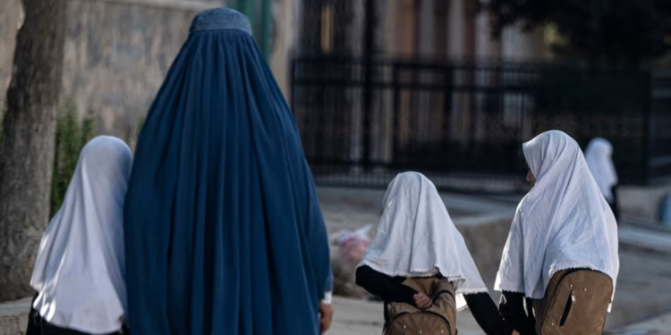 Islami nuk ndalon shkollimin e vajzave, pse talibanët s’e lejojnë?